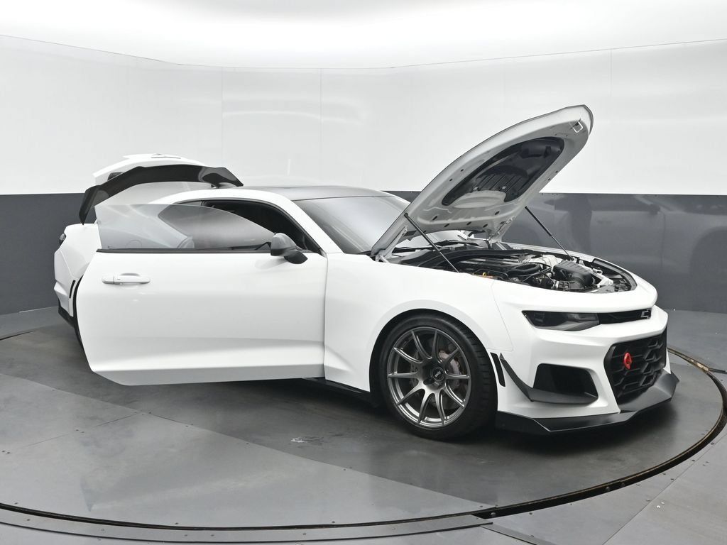 Used 2019 Chevrolet Camaro ZL1 RWD image 39
