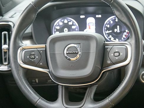 Used 2019 Volvo XC40 T5 Momentum image 26