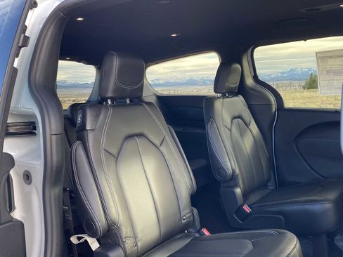 New 2026 Chrysler Pacifica Select AWD/4WD image 34