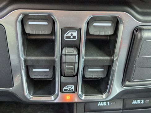 Used 2024 Jeep Gladiator Sport AWD/4WD image 25