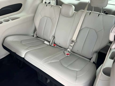 Used 2021 Chrysler Pacifica Touring-L FWD image 11
