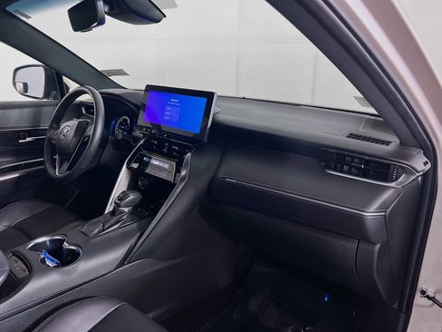 Used 2024 Toyota Venza XLE image 28