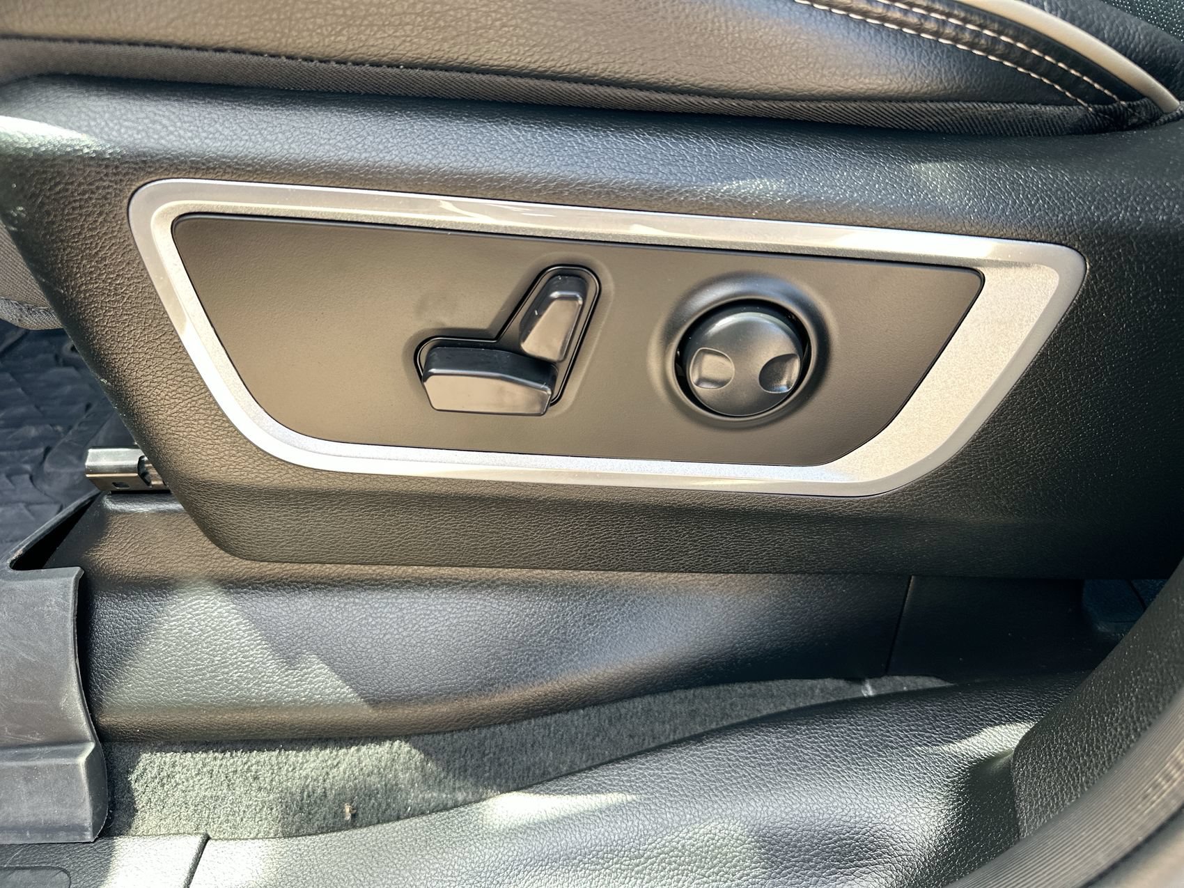 Used 2023 RAM 1500 Laramie AWD/4WD image 12