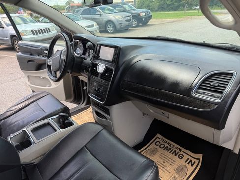 Used 2014 Chrysler Town & Country Touring-L w/ Driver Convenience Group FWD image 17
