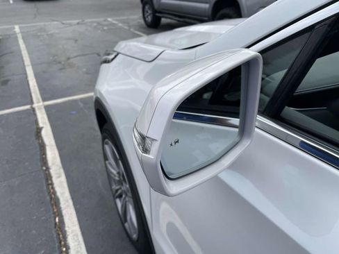 Used 2021 Cadillac XT4 Premium Luxury w/ Cold Weather Package image 17