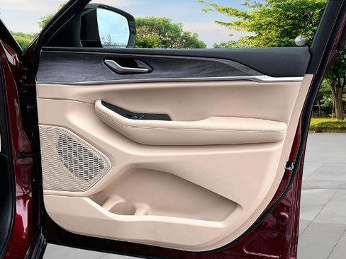 Used 2024 Jeep Grand Cherokee Limited image 23