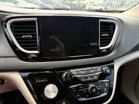 Used 2023 Chrysler Pacifica Touring-L FWD image 17