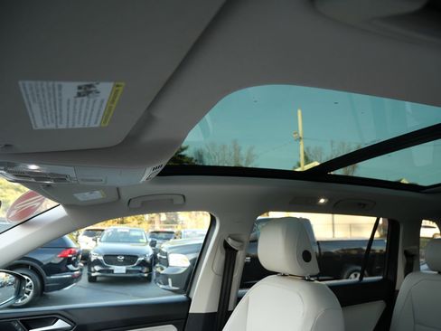 Used 2020 Volkswagen Tiguan SE w/ Panoramic Sunroof Package image 12