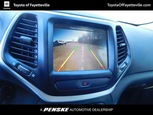 Used 2017 Jeep Cherokee Trailhawk image 6