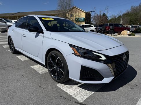 Used 2024 Nissan Altima 2.5 SR w/ SR Premium Package image 3