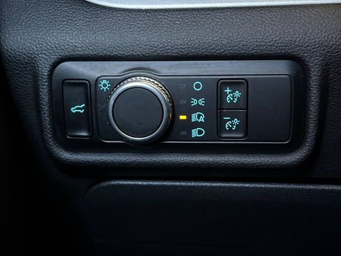 Used 2023 Ford Explorer XLT AWD/4WD image 37