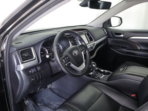 Used 2017 Toyota Highlander XLE image 11