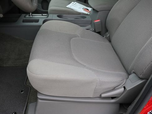 Used 2010 Nissan Frontier SE image 13