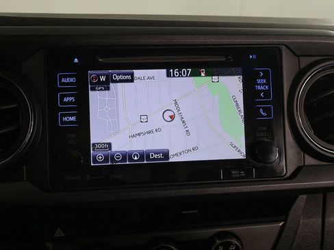 Used 2018 Toyota Tacoma TRD Sport AWD/4WD image 40