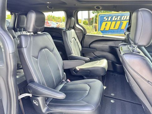 Used 2021 Chrysler Pacifica Touring-L w/ Uconnect Theater Family Group image 19