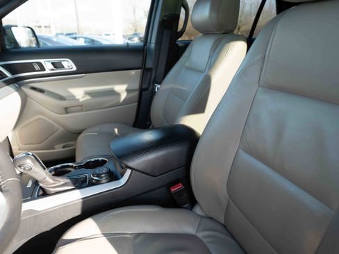 Used 2015 Ford Explorer XLT w/ Equipment Group 202A image 10