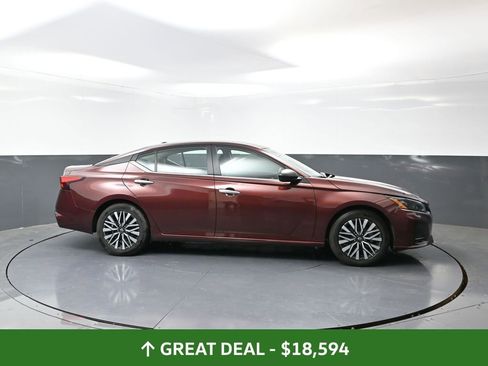 Used 2024 Nissan Altima 2.5 SV image 3