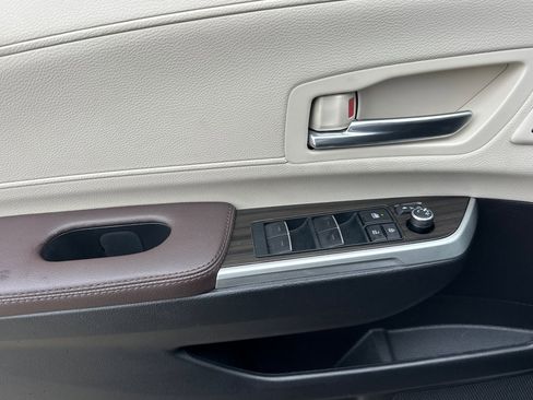 Used 2023 Toyota Sienna Platinum image 11