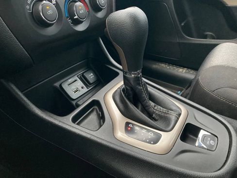 Used 2017 Jeep Cherokee Sport FWD image 25