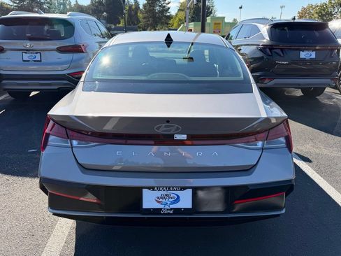 Used 2025 Hyundai Elantra SEL FWD image 8
