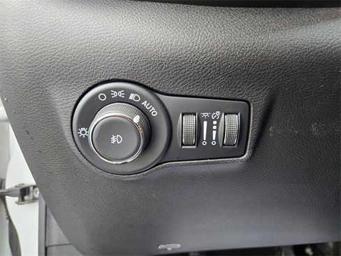 Used 2025 Jeep Compass Latitude image 18