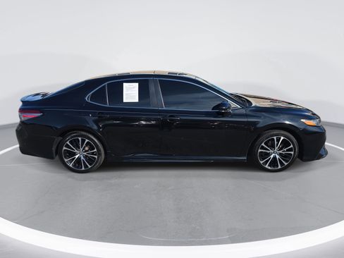 Used 2018 Toyota Camry SE image 4