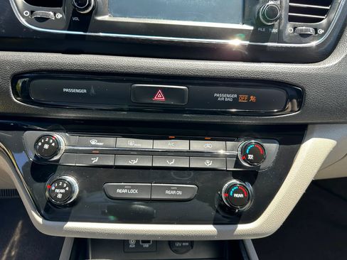 Used 2019 Kia Sedona LX FWD image 20