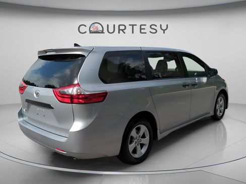 Used 2020 Toyota Sienna L FWD image 7