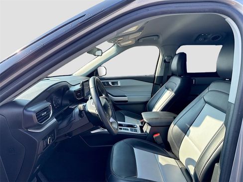 Used 2024 Ford Explorer XLT w/ Equipment Group 202A image 10