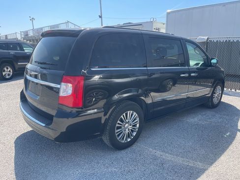 Used 2014 Chrysler Town & Country Touring-L w/ Driver Convenience Group image 5