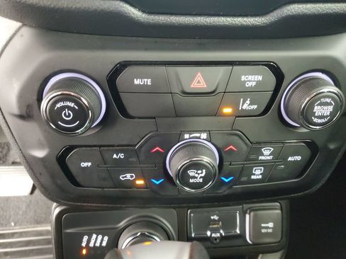 Used 2023 Jeep Renegade Latitude AWD/4WD image 20