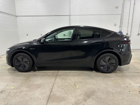 Used 2026 Tesla Model Y 2WD image 7