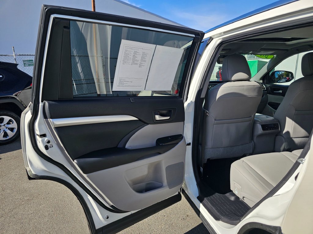 Used 2018 Toyota Highlander XLE AWD/4WD image 15