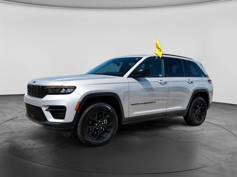 Used 2024 Jeep Grand Cherokee Altitude AWD/4WD image 4