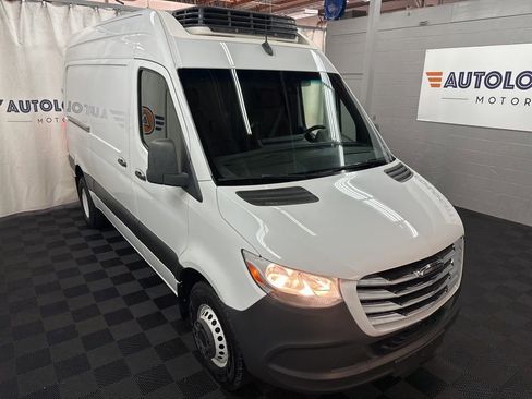 Used 2019 Freightliner Sprinter 144 RWD image 3