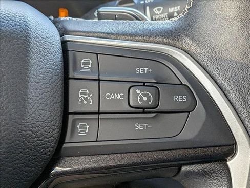 Used 2022 Jeep Grand Cherokee Laredo w/ Luxury Tech Group I image 12