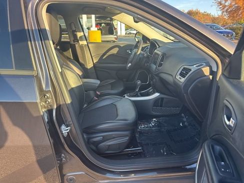 Used 2019 Jeep Compass Latitude image 32