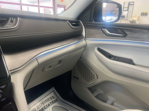 Certified 2022 Jeep Grand Cherokee Overland image 29