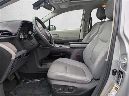 Certified 2022 Toyota Sienna Limited image 17