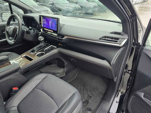 Used 2025 Toyota Sienna Platinum image 12