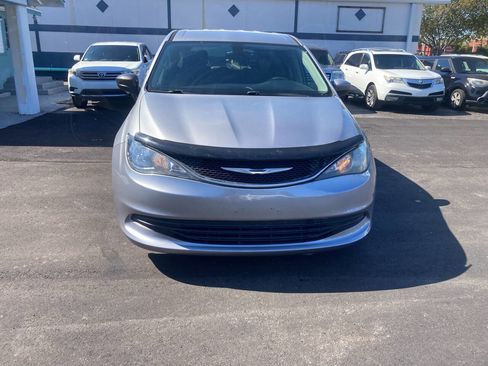 Used 2017 Chrysler Pacifica LX image 10