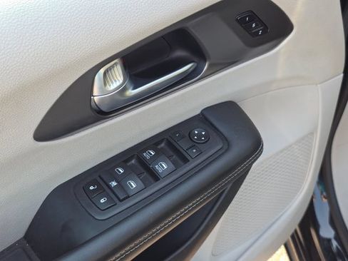 Used 2023 Chrysler Pacifica Touring-L FWD image 20