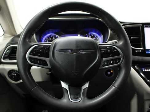 Used 2024 Chrysler Pacifica Touring-L FWD image 10