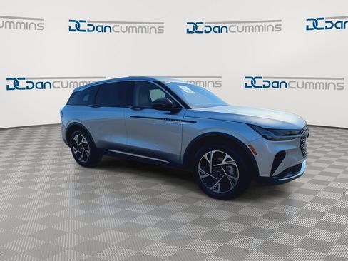 Used 2025 Lincoln Nautilus Premier AWD/4WD image 2