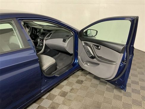 Used 2015 Hyundai Elantra SE image 24