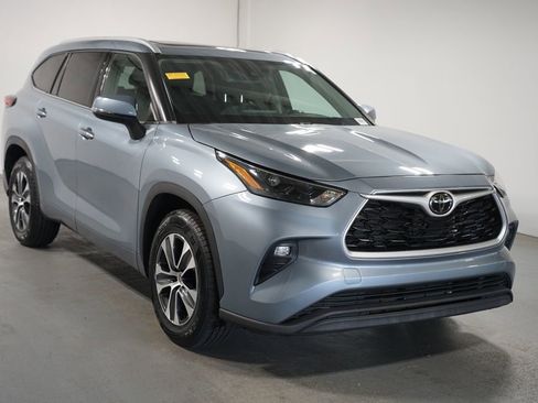 Used 2022 Toyota Highlander XLE FWD image 3