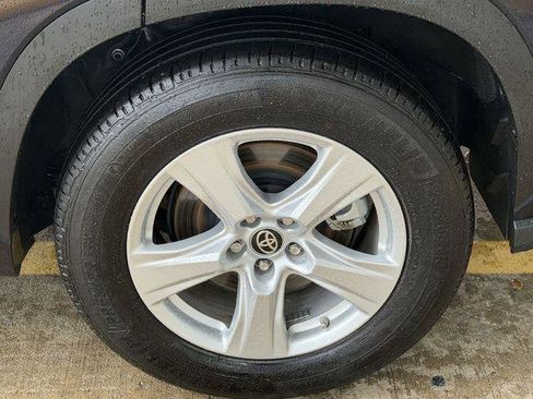 Certified 2025 Toyota Highlander LE FWD image 8