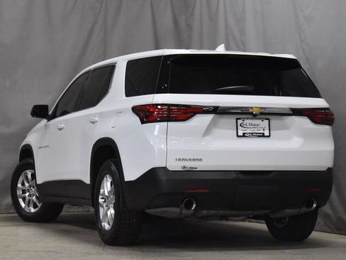 Used 2022 Chevrolet Traverse LS image 2