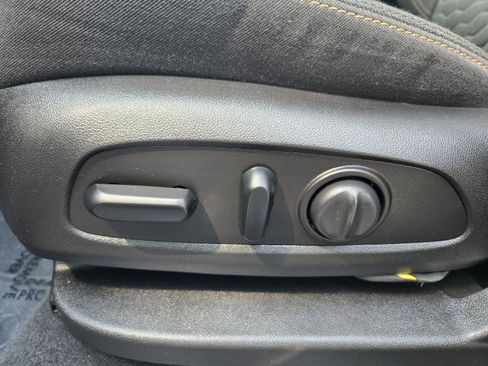 Used 2018 Chevrolet Equinox LT FWD image 14