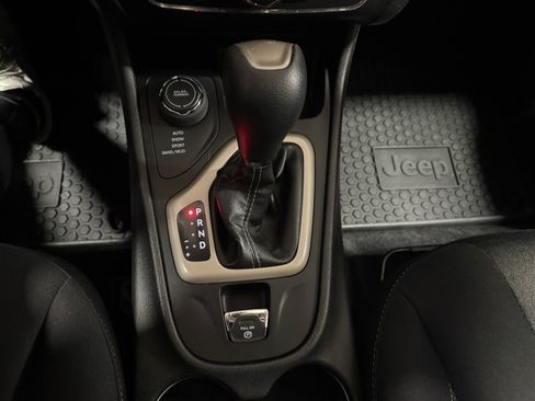 Used 2018 Jeep Cherokee Latitude w/ Altitude Package image 18